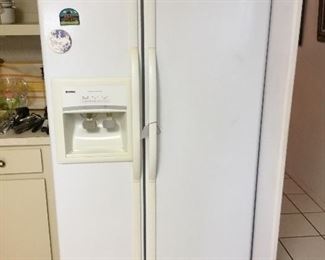 Side by side DD frost free w/icemaker and water in door
