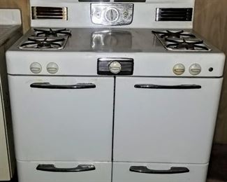 AMAZING vintage stove! (Item in basement--please ask to see if interested.)