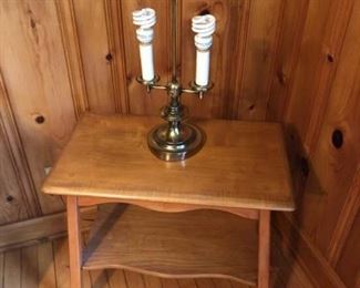 American Maple Side Table & Brass Lamp https://ctbids.com/#!/description/share/181425