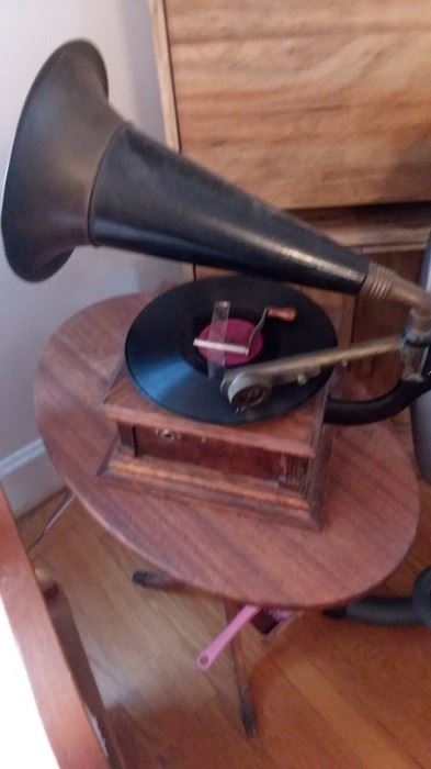 This is a Model E Victor Talking Machine Phonograph.  Excellent shape.....!