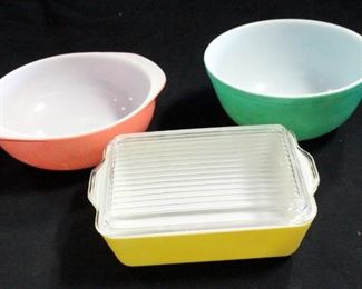 Colored Pyrex Casserole Dish With Lid And Two Colored Pyrex Bowls