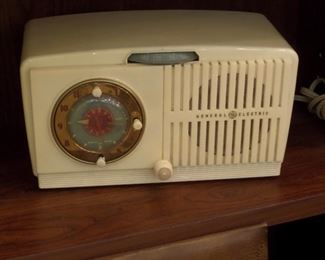 GE Tube type vintage radio - works great!