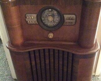 vintage Zenith radio, does not work but cabinetry is in great condition
