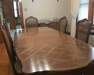 Thomasville dining room table with leaves