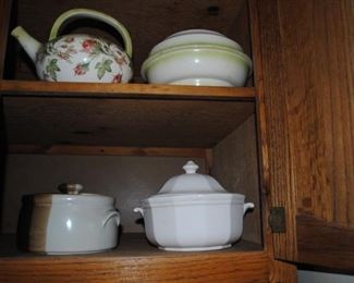 tricolor McCoy soup or bean pot, All other are ceramic pieces