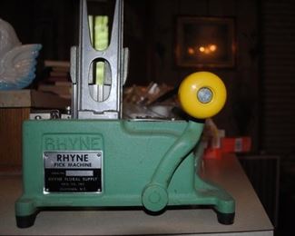 Rhyne Pick Machine - works! - also have box of picks