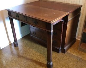 Vintage expandable buffet/table with 5 leaves