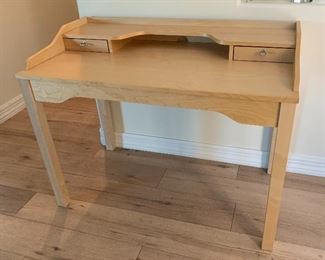 Natural Maple Student Desk	33x43x23.5in	HxWxD