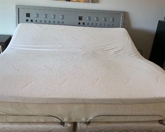 Tempur Pedic KING Fully Adjustable Bed Memory foam	47X76X88IN	HxWxD
