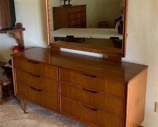 Mid Century Modern Walnut 6-Drawer Long Dresser w/ Mirror MCM	30x60x20in HxWxD