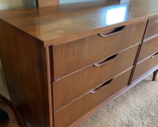 Mid Century Modern Walnut 6-Drawer Long Dresser w/ Mirror MCM	30x60x20in HxWxD