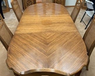 American Drew Walnut Dining Table w/ 6 Chairs 30x43x65/79/93in (2 leaves) HxWxD
