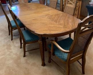 American Drew Walnut Dining Table w/ 6 Chairs	30x43x65/79/93in (2 leaves) HxWxD