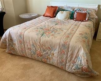 	Queen Size Bed Complete	39x60x80in	HxWxD
