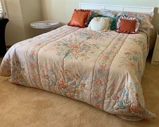 Queen Size Bed Complete 39x60x80in HxWxD