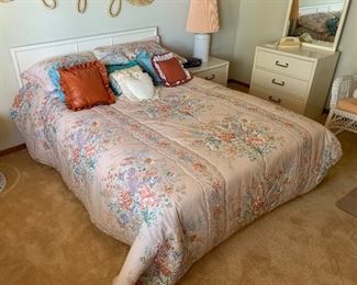 Queen Size Bed Complete	39x60x80in	HxWxD