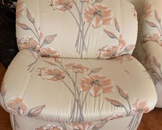 80s Floral Chair 	28x31x33in	HxWxD