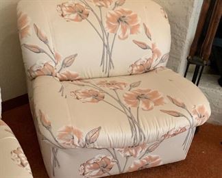 80s Floral Chair 	28x31x33in	HxWxD