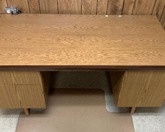 OAk Veneer Executive Desk 28x60x30in HxWxD
