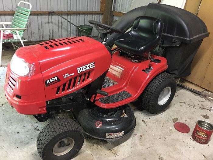 Huskee LT4200 lawn tractor with attached rear bagger. Like new!!!!!!!!