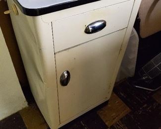 Great Old Kitchen Cabinet in hard to fine excellent condition
