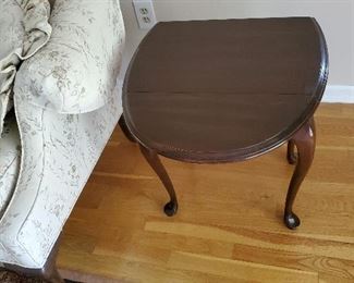 Drop Leaf End Table by Ethan Allen 28" L x 20" D x 23" T