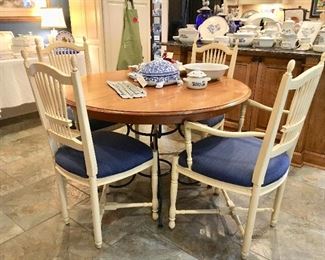 Ethan Allen round iron base dining table, includes 1 leaf