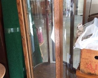 Beautiful China Cabinet with 4 glass shelves and lighted and Locks with Key