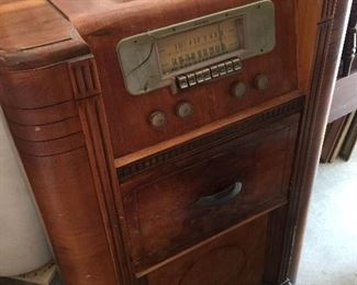 Ecellent shape, has components in back dials and station intact,one crack on the face plate