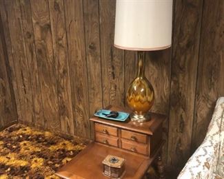 RETRO LAMP AND TABLE