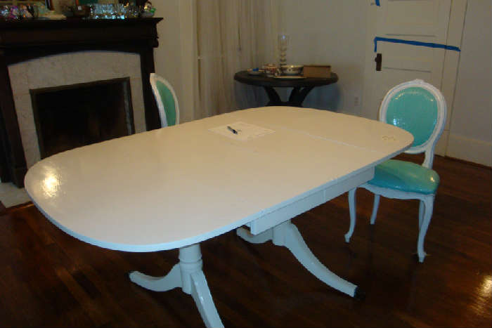 White distressed Duncan Fife style table and 2 turquoise faux aligator chairs