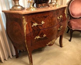 Fine Louie XV style Bombe’ commode. Intricate marquetry. Ornate gilt metalwork. Caramel shaped and beveled marble top. 