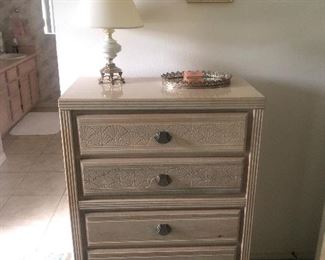 Chest of drawers with shell motif