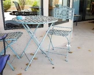 Great cafe table and chairs.