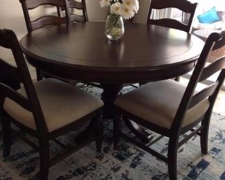 Lovely dining room table w/4 chairs 54" round