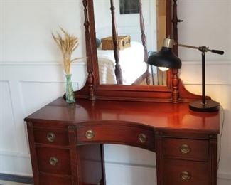 Antique Hepplwhite Mahogany dressing mirror/table
