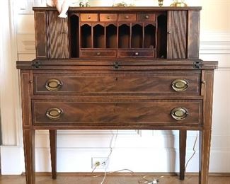 Alternate view of desk opened 