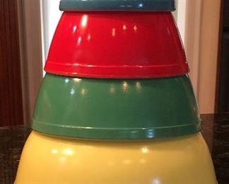 Vintage Pyrex nesting mixing bowls