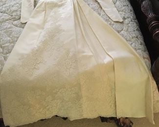 Vintage Wedding dress (includes detachable train & veil)