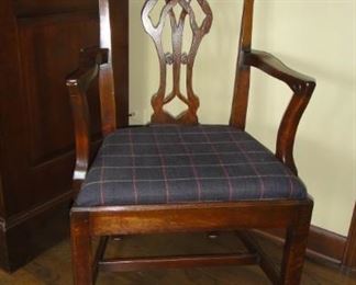 6 Matching dining room chairs