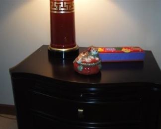 Matching Black nightstands, matching red lamps