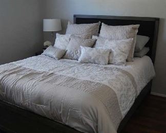 QUEEN BED COMPLETE LIKE NEW QUEEN MATTRESS