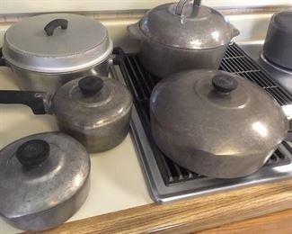 Set of Wagner-Ware Magnalite of Sydney sauce pans, Dutch oven, skillet and also Dutch oven by Wear-Ever