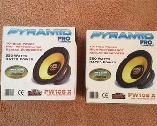 Pair of boxed Kevlar subwoofers, 550watts by Pyramid