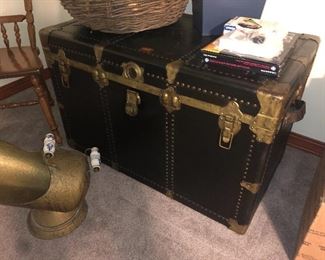 Large treasure trunk leather 