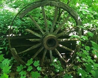 Wood wagon wheel deco