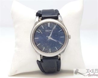 181:
Vintage Seiko Hattori Japan quarts watch, water resistant
This vintage watch has lived a happy life! It is a Seiko 7N01 Hattori Japan quartz movement vintage men's watch, water resistant, rubber watchband with traditional clasp and slide loops.