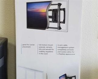 427:
Simplicity Full Motion TV Wall Mount
This is a Mount Wizard full-motion TV wall mount in the box! Fits TV 37"-60", model number SLF3-B1