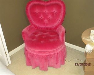 HEART-SHAPED CHAIR