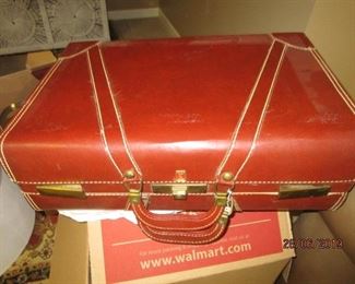 VINTAGE NEVER BREAK SUITCASE